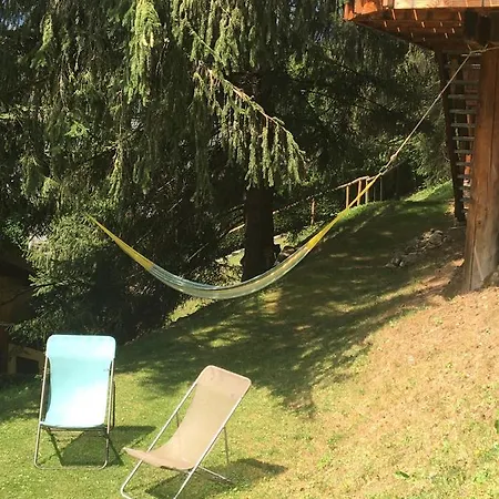 La Dans Les Arbres Bed & Breakfast *